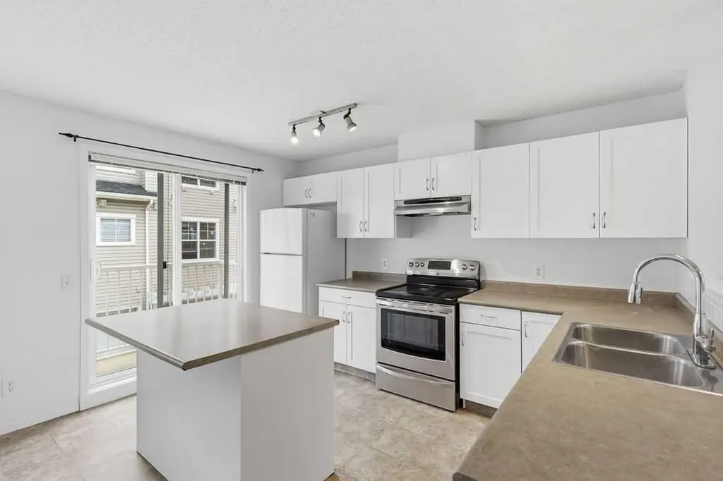 77 Elgin Gardens SE Calgary AB T2Z 4T4
