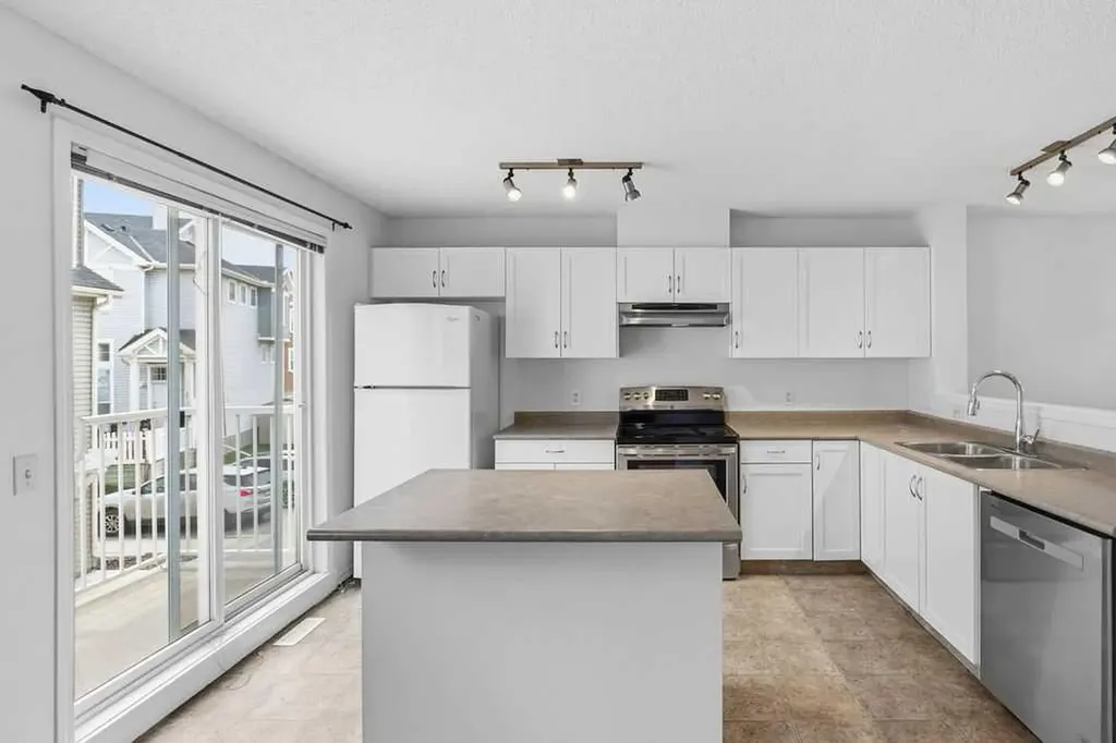 77 Elgin Gardens SE Calgary AB T2Z 4T4