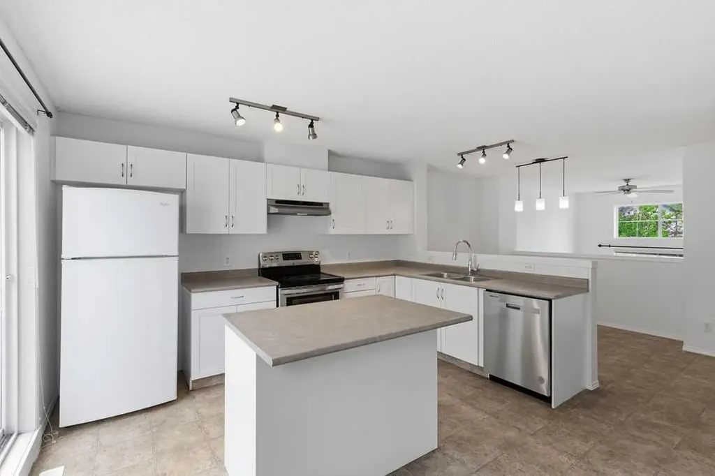 77 Elgin Gardens SE Calgary AB T2Z 4T4