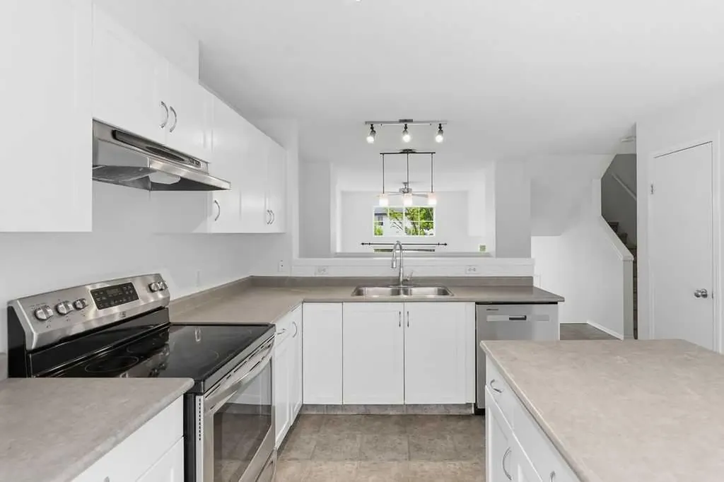 77 Elgin Gardens SE Calgary AB T2Z 4T4