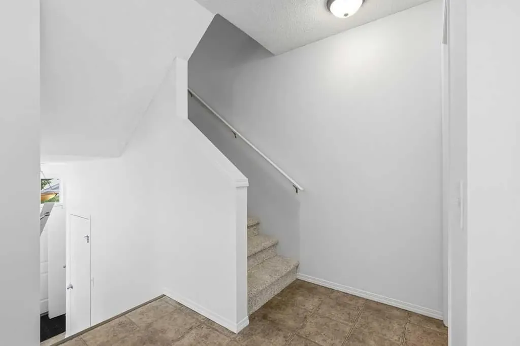 77 Elgin Gardens SE Calgary AB T2Z 4T4