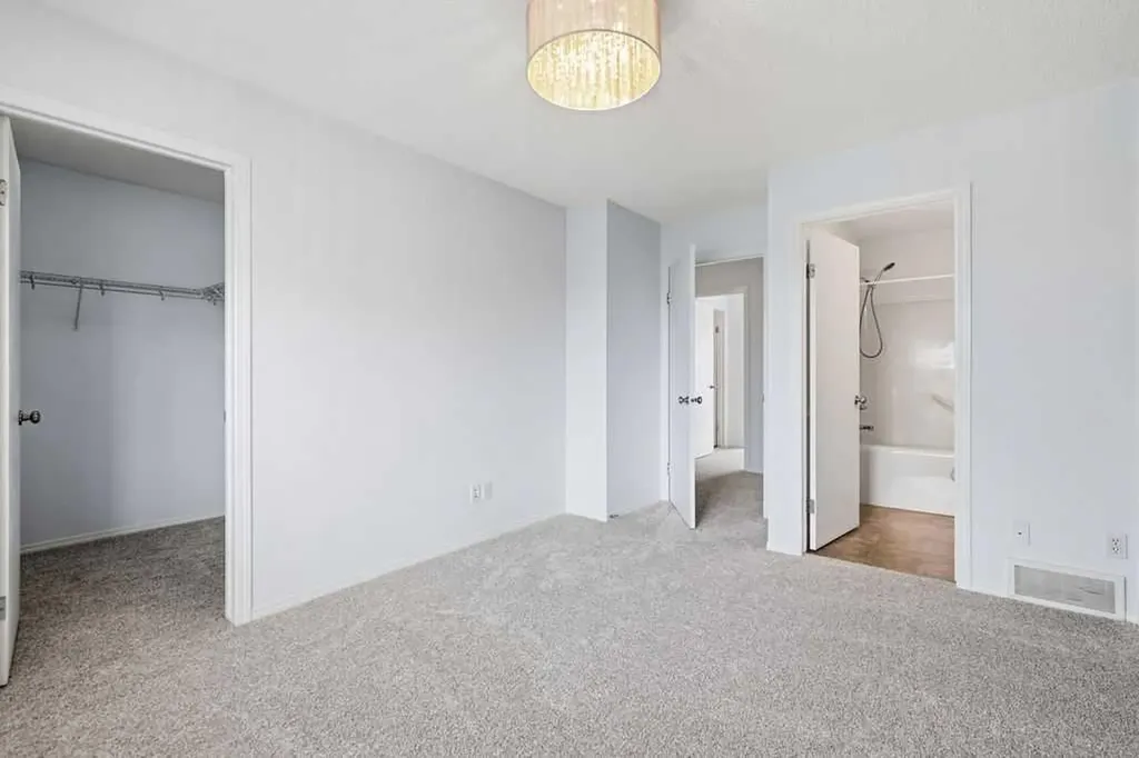 77 Elgin Gardens SE Calgary AB T2Z 4T4