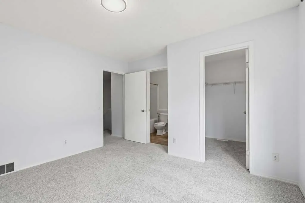 77 Elgin Gardens SE Calgary AB T2Z 4T4