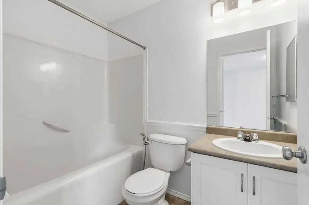 77 Elgin Gardens SE Calgary AB T2Z 4T4