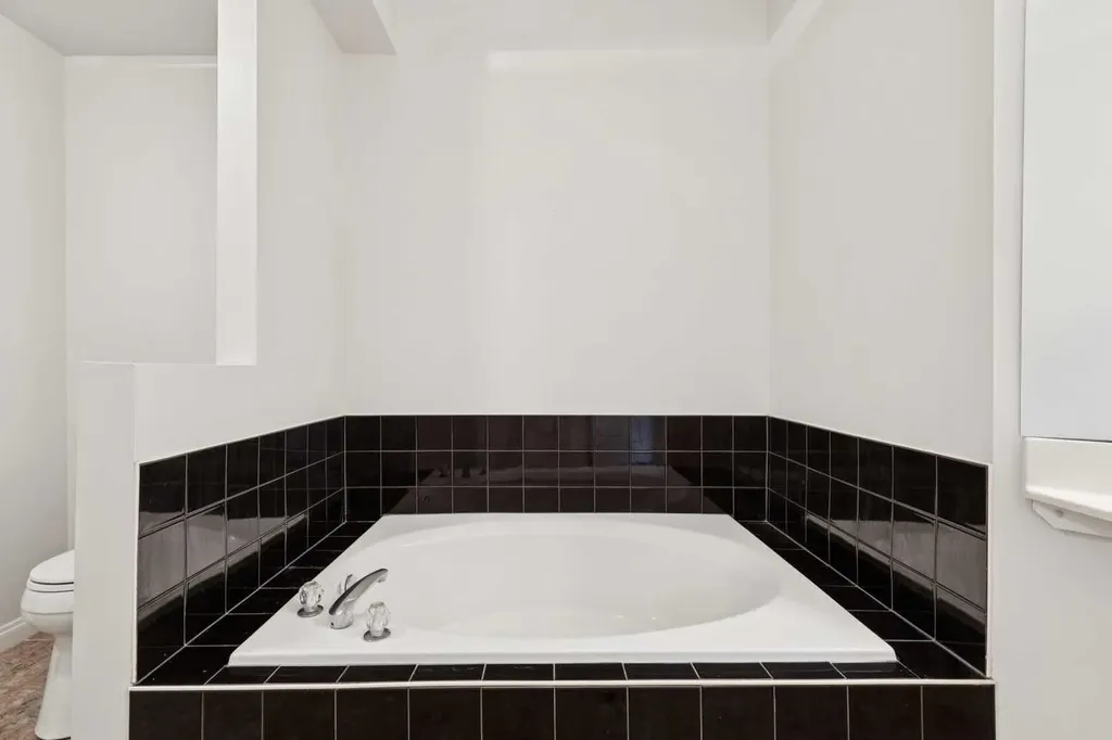 923 15 Avenue SW Calgary AB T2R 0S2