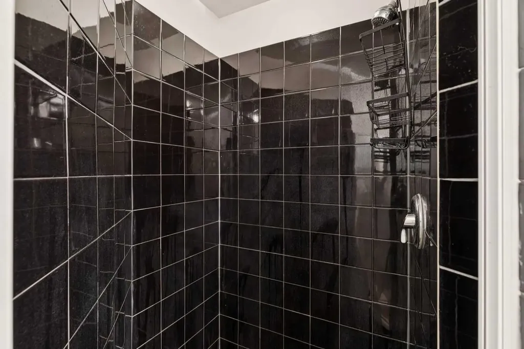 923 15 Avenue SW Calgary AB T2R 0S2