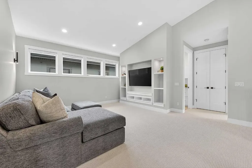125 Hampstead Mews NW Calgary AB T3A 2Z5