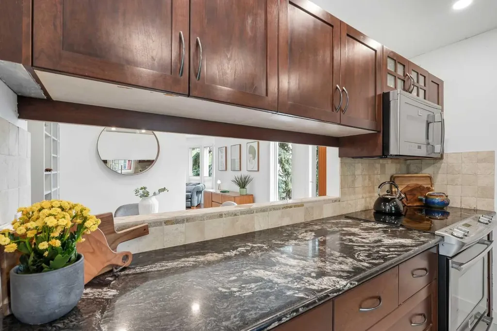 1321 10 Street SW Calgary AB T2R 1P7