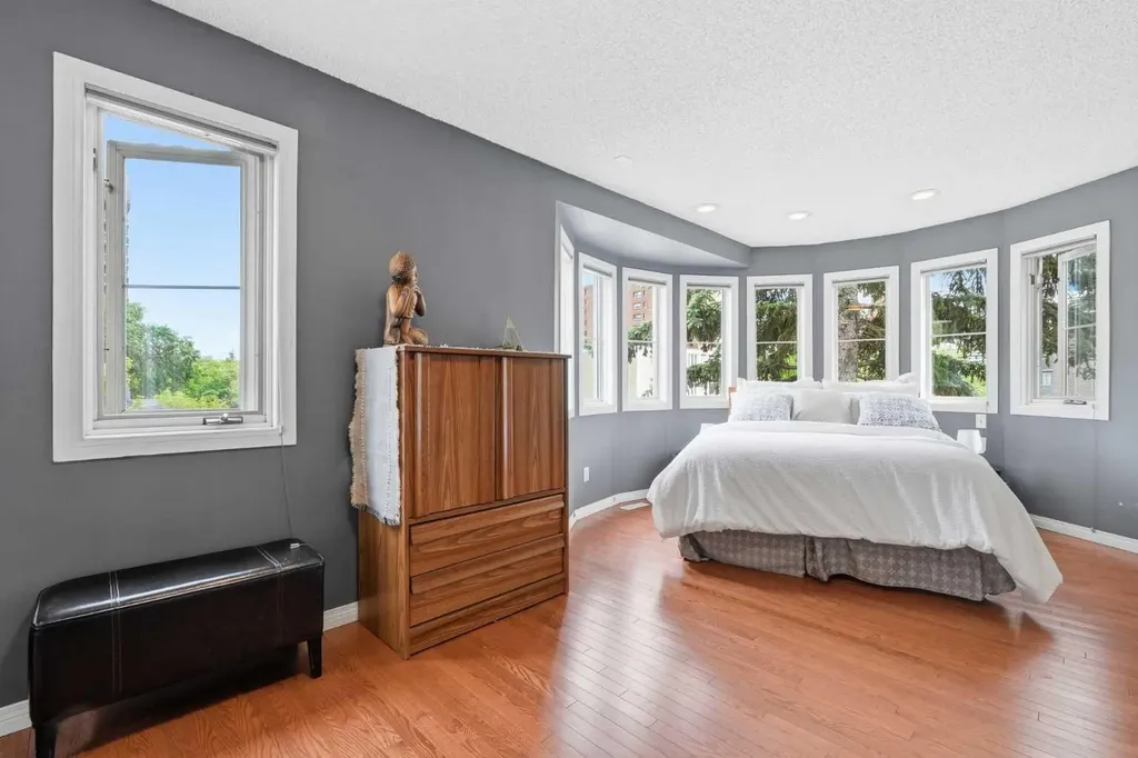 1321 10 Street SW Calgary AB T2R 1P7