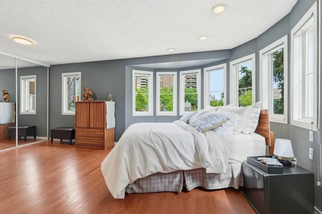 1321 10 Street SW Calgary AB T2R 1P7