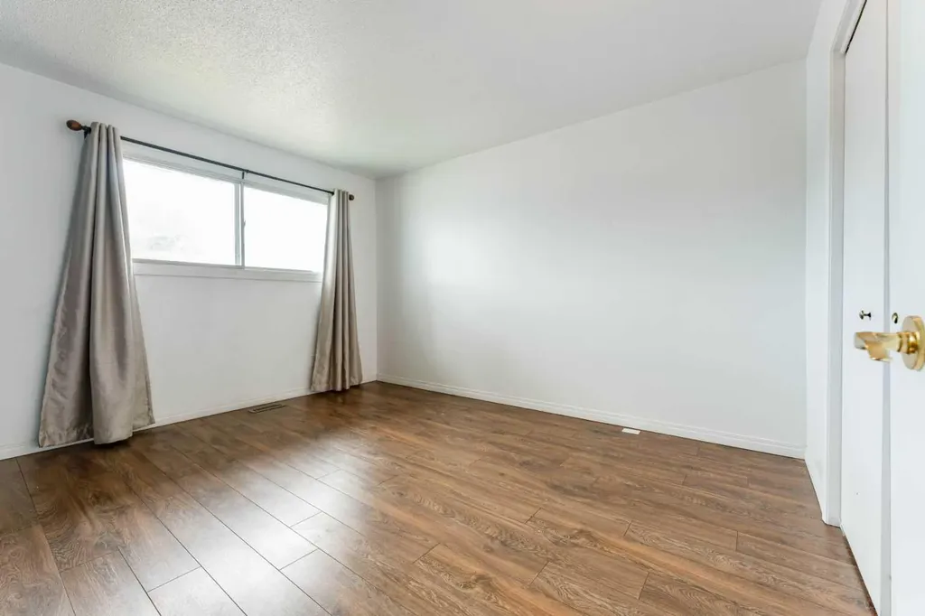 2906 Doverville Crescent SE Calgary AB T2B 1T0