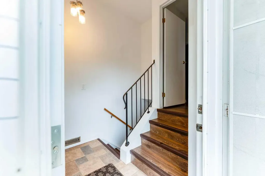 2906 Doverville Crescent SE Calgary AB T2B 1T0