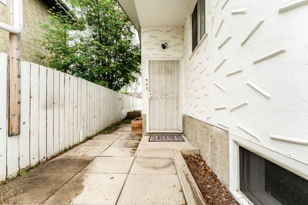 2906 Doverville Crescent SE Calgary AB T2B 1T0