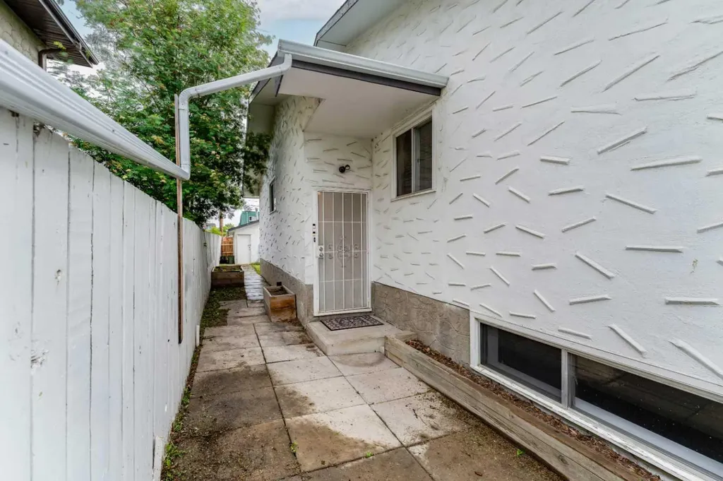 2906 Doverville Crescent SE Calgary AB T2B 1T0