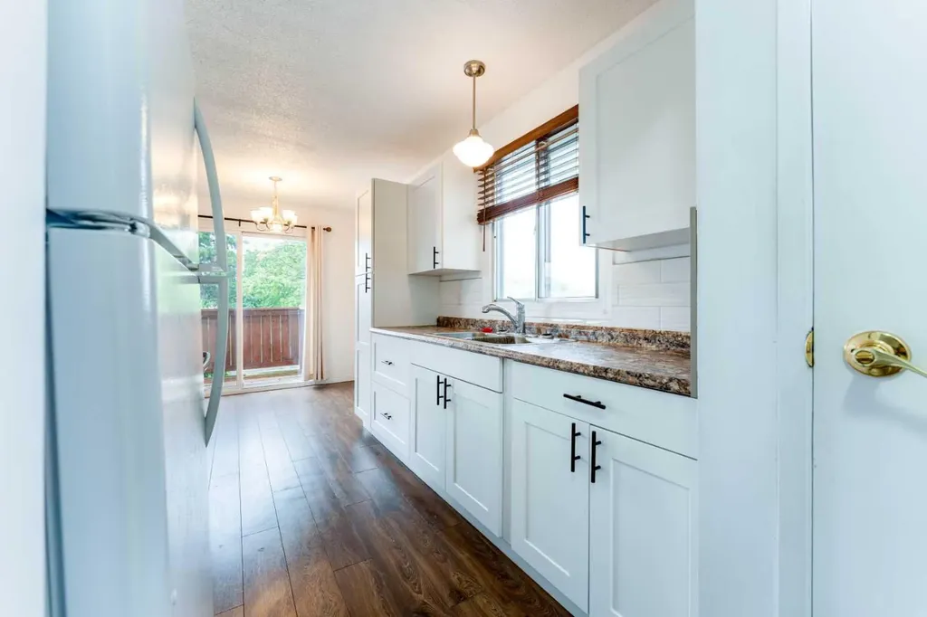 2906 Doverville Crescent SE Calgary AB T2B 1T0