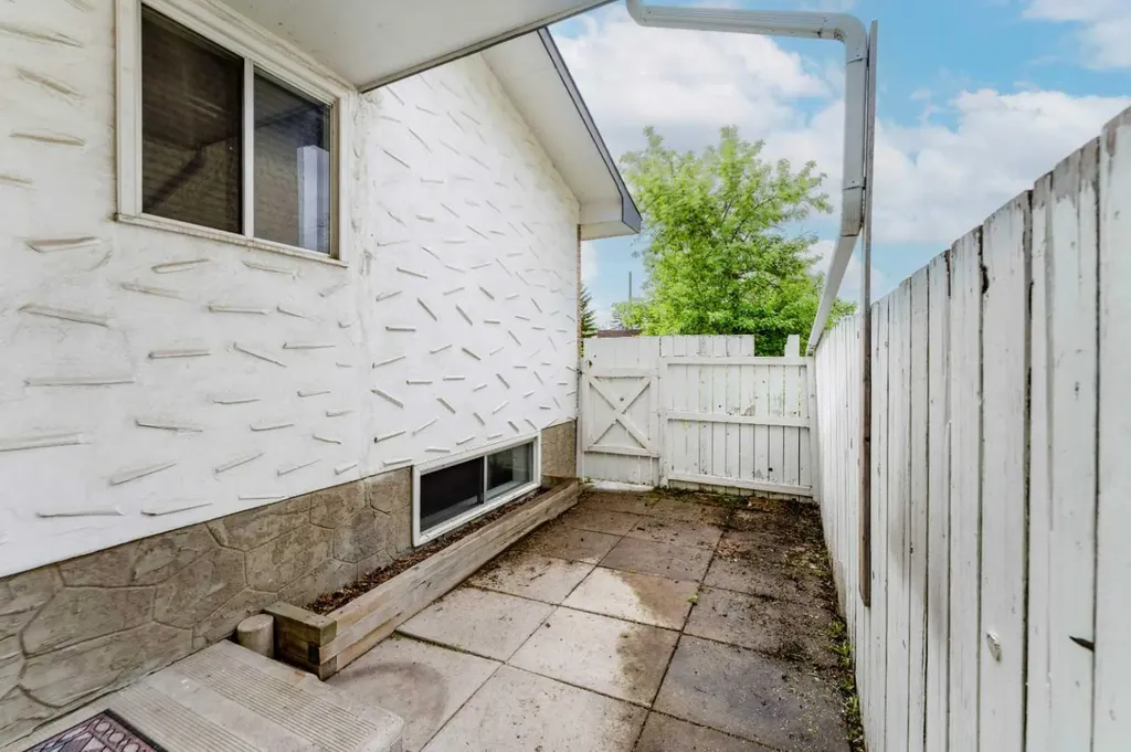 2906 Doverville Crescent SE Calgary AB T2B 1T0