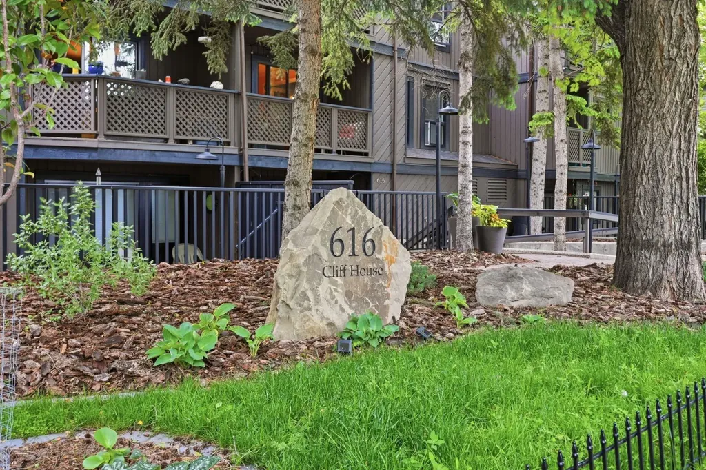 616 24 Avenue SW Calgary AB T2K 0K6
