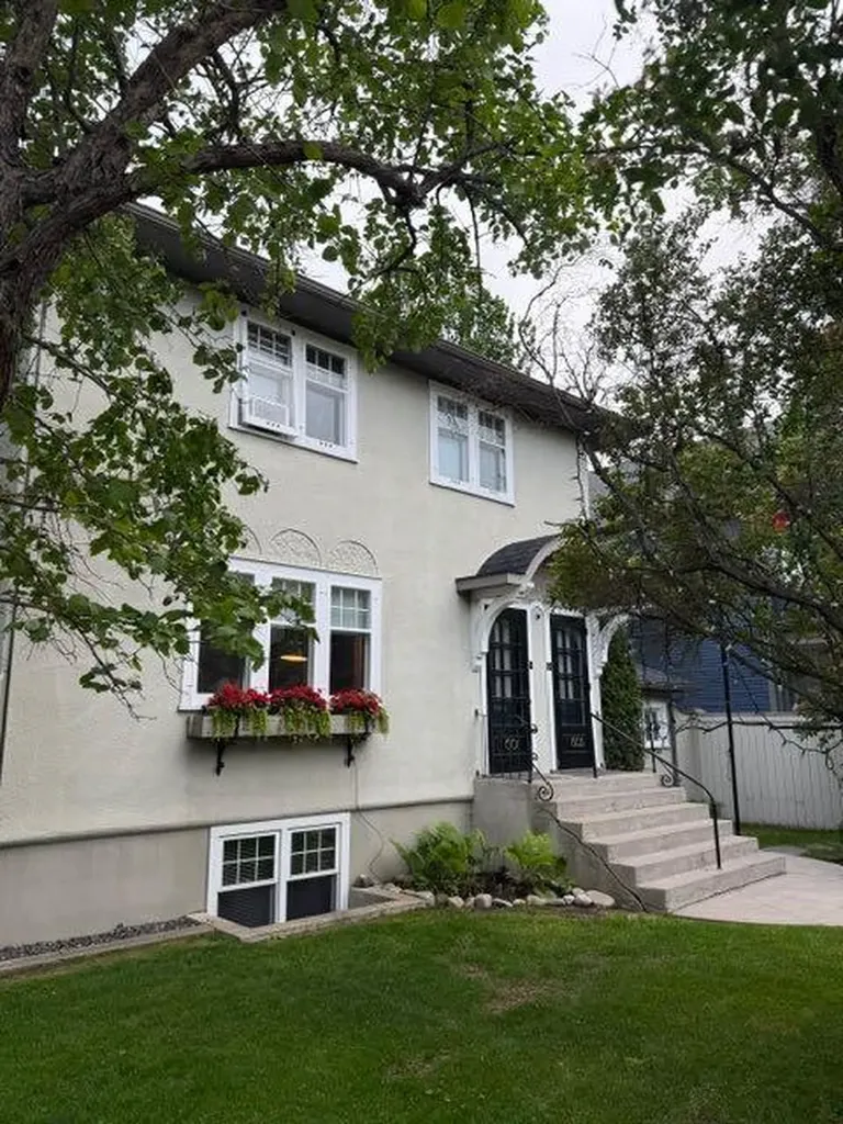 616 24 Avenue SW Calgary AB T2K 0K6