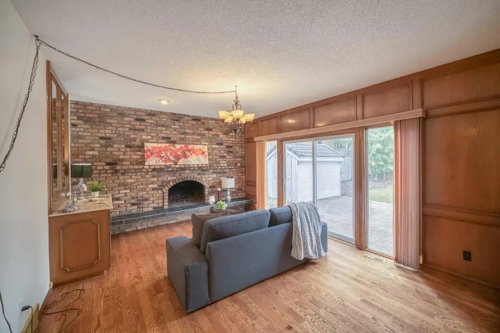 107 Edgehill Court NW Calgary AB T3A 2X3