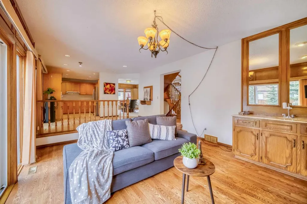 107 Edgehill Court NW Calgary AB T3A 2X3
