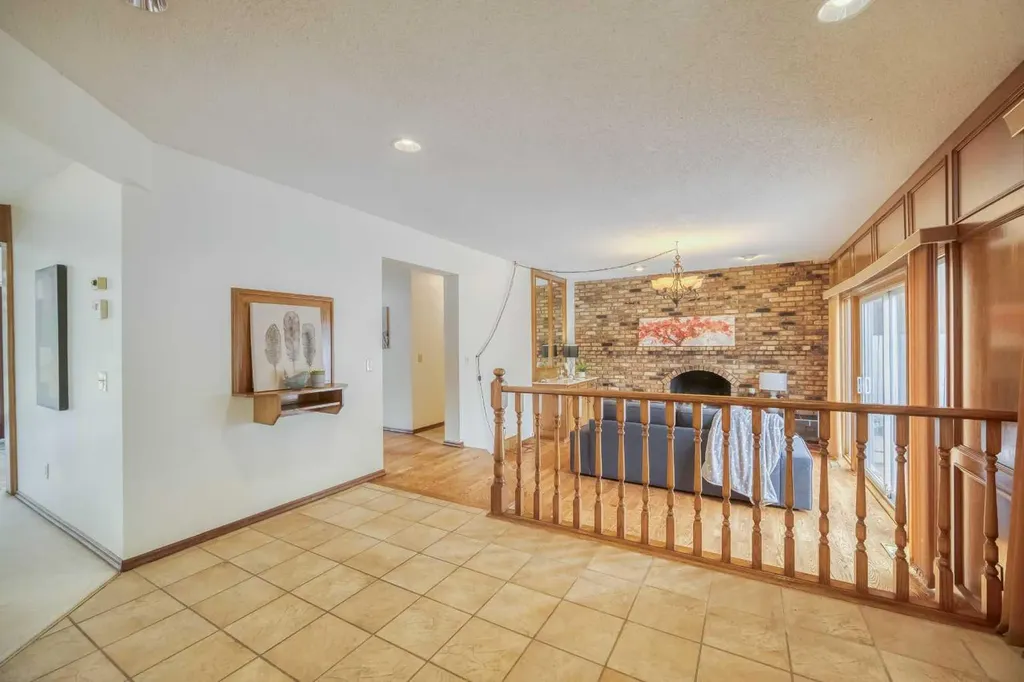107 Edgehill Court NW Calgary AB T3A 2X3