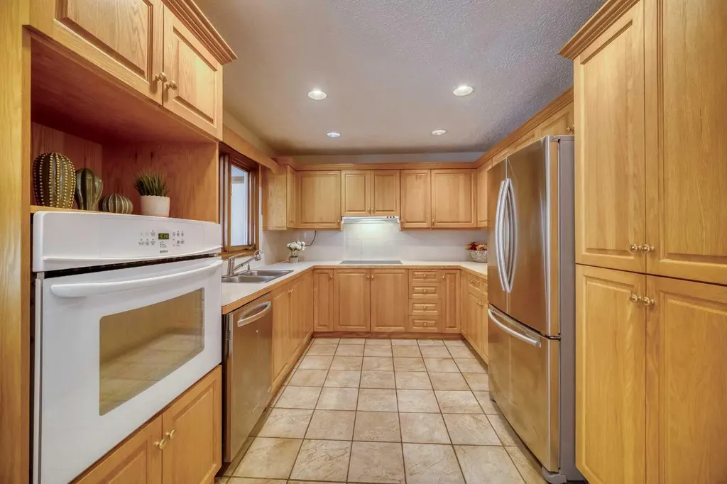 107 Edgehill Court NW Calgary AB T3A 2X3