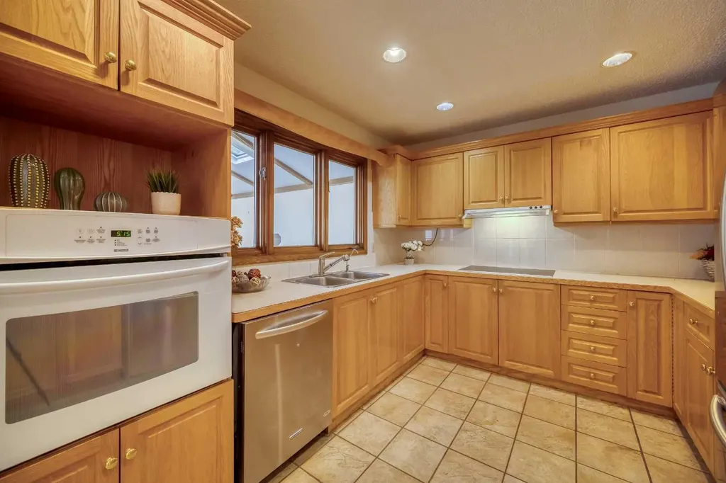 107 Edgehill Court NW Calgary AB T3A 2X3