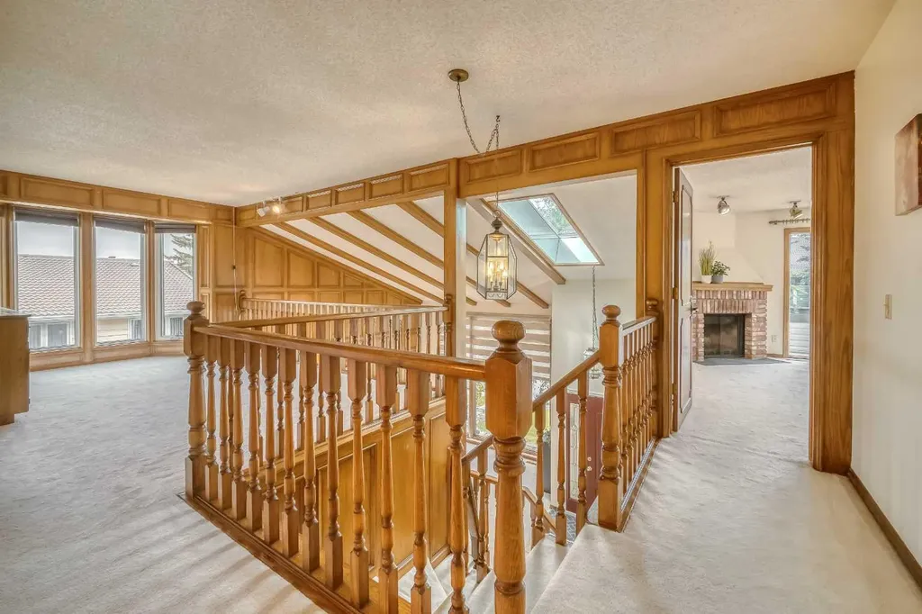 107 Edgehill Court NW Calgary AB T3A 2X3