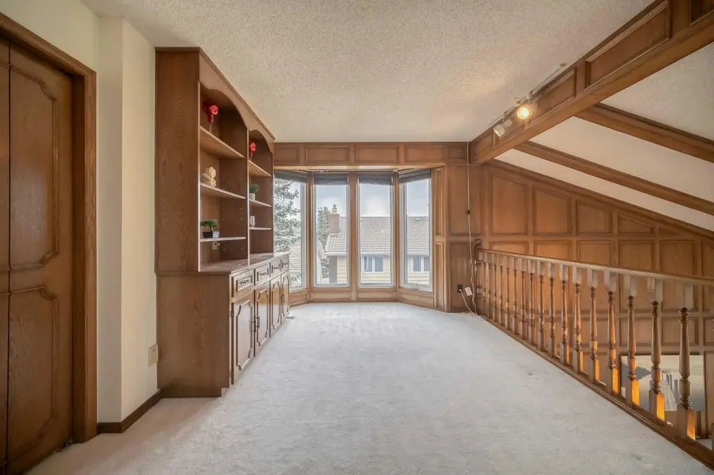 107 Edgehill Court NW Calgary AB T3A 2X3