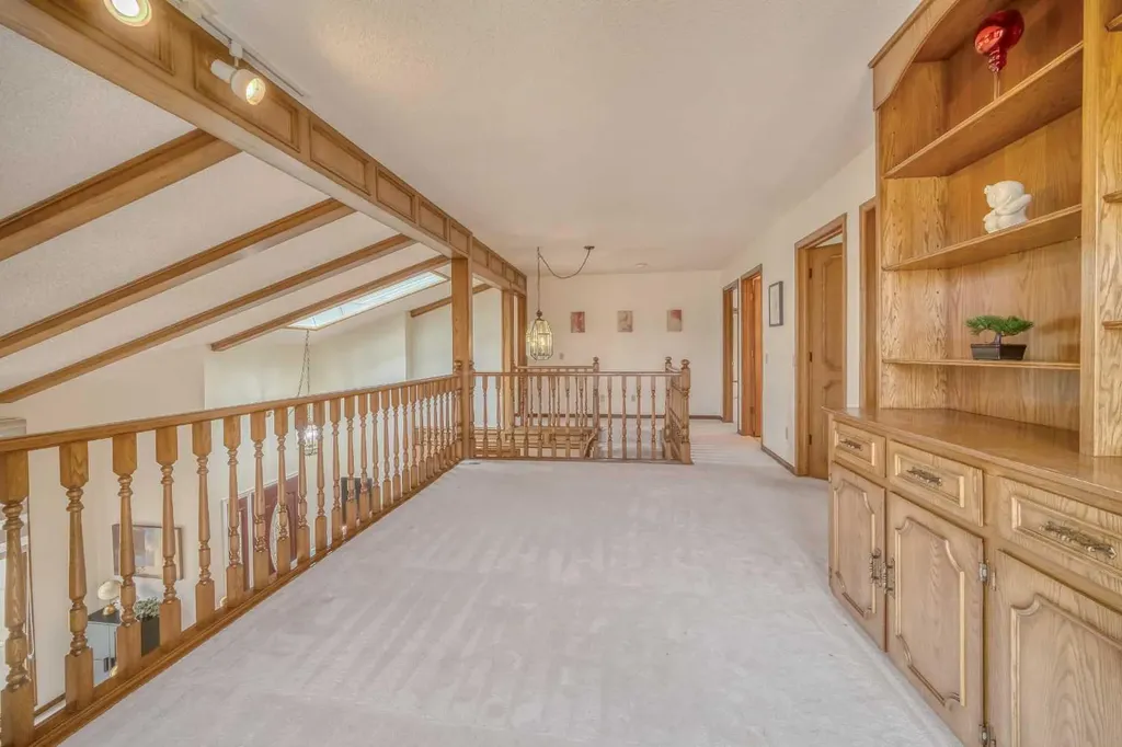 107 Edgehill Court NW Calgary AB T3A 2X3
