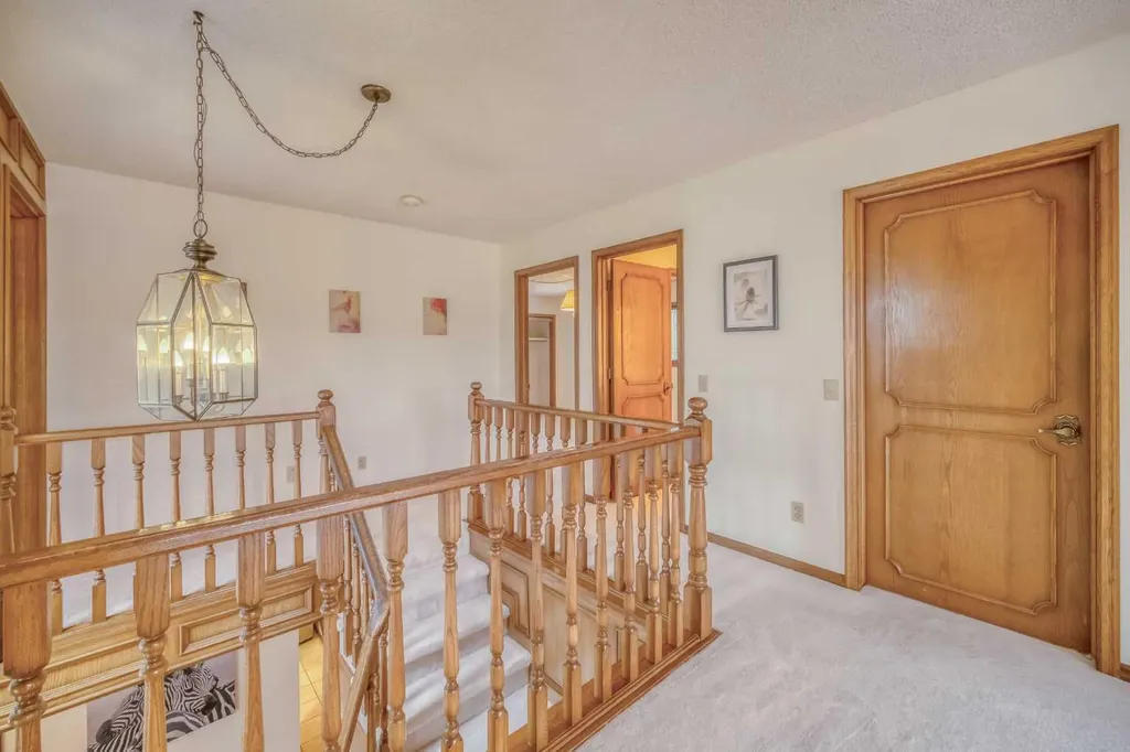 107 Edgehill Court NW Calgary AB T3A 2X3