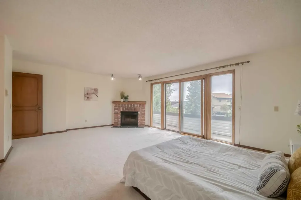 107 Edgehill Court NW Calgary AB T3A 2X3