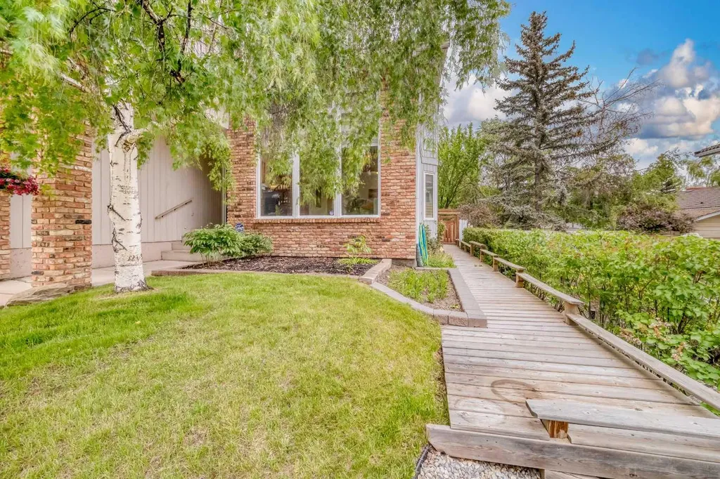 107 Edgehill Court NW Calgary AB T3A 2X3