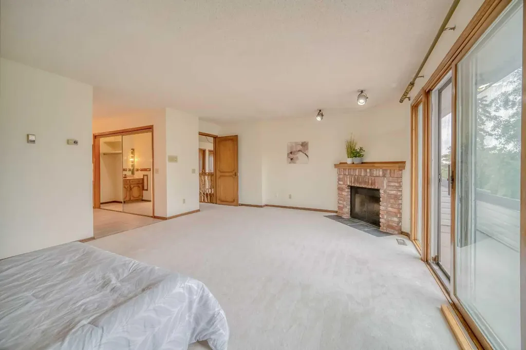 107 Edgehill Court NW Calgary AB T3A 2X3