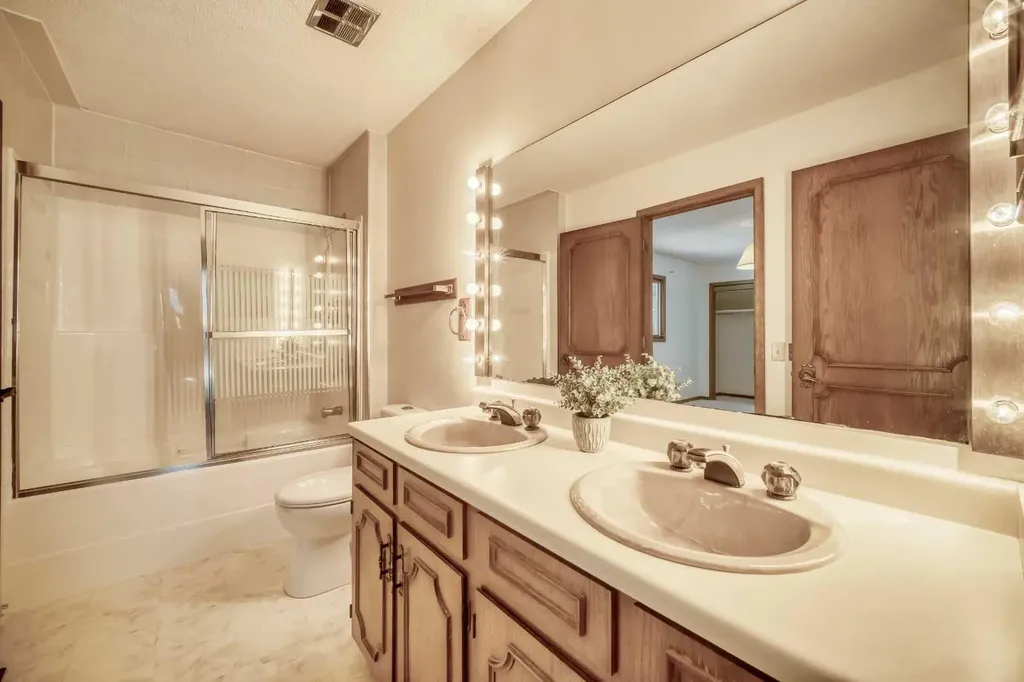107 Edgehill Court NW Calgary AB T3A 2X3