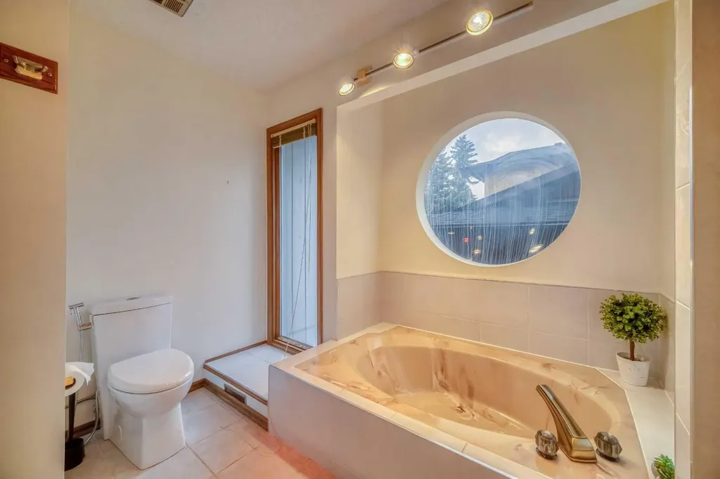 107 Edgehill Court NW Calgary AB T3A 2X3