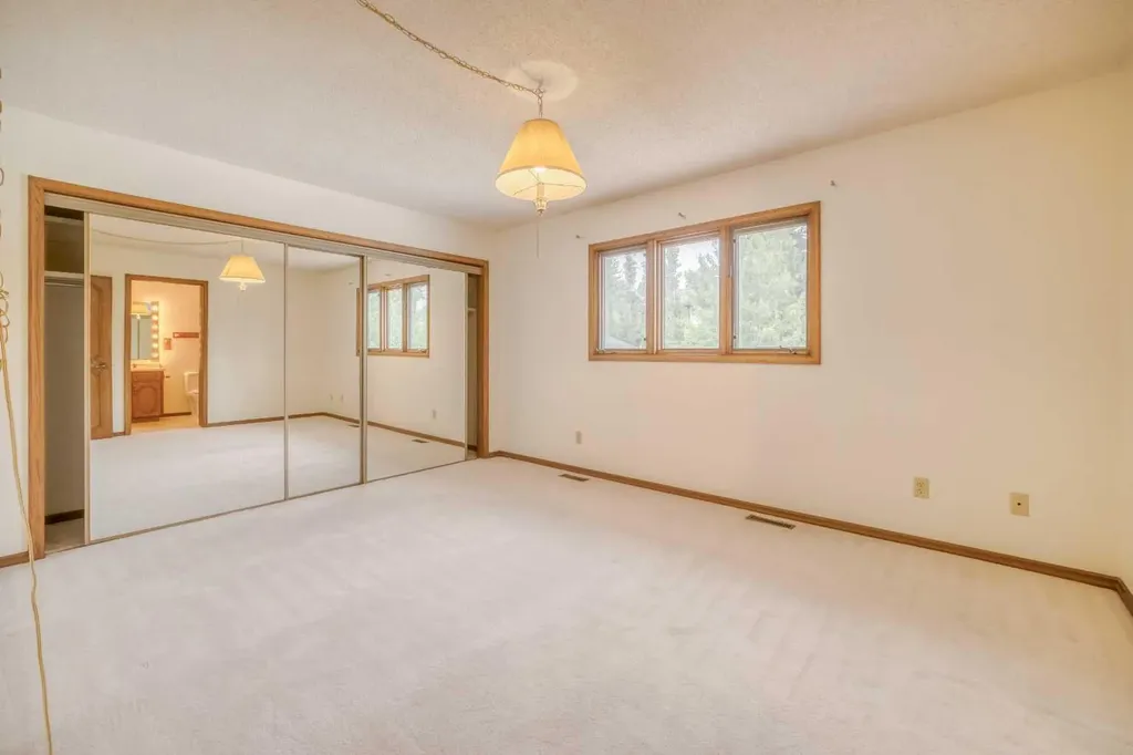 107 Edgehill Court NW Calgary AB T3A 2X3