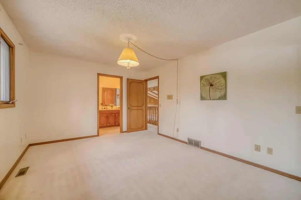 107 Edgehill Court NW Calgary AB T3A 2X3