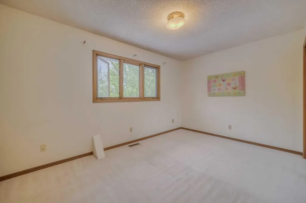 107 Edgehill Court NW Calgary AB T3A 2X3