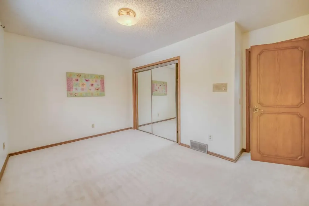 107 Edgehill Court NW Calgary AB T3A 2X3