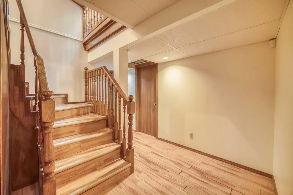 107 Edgehill Court NW Calgary AB T3A 2X3
