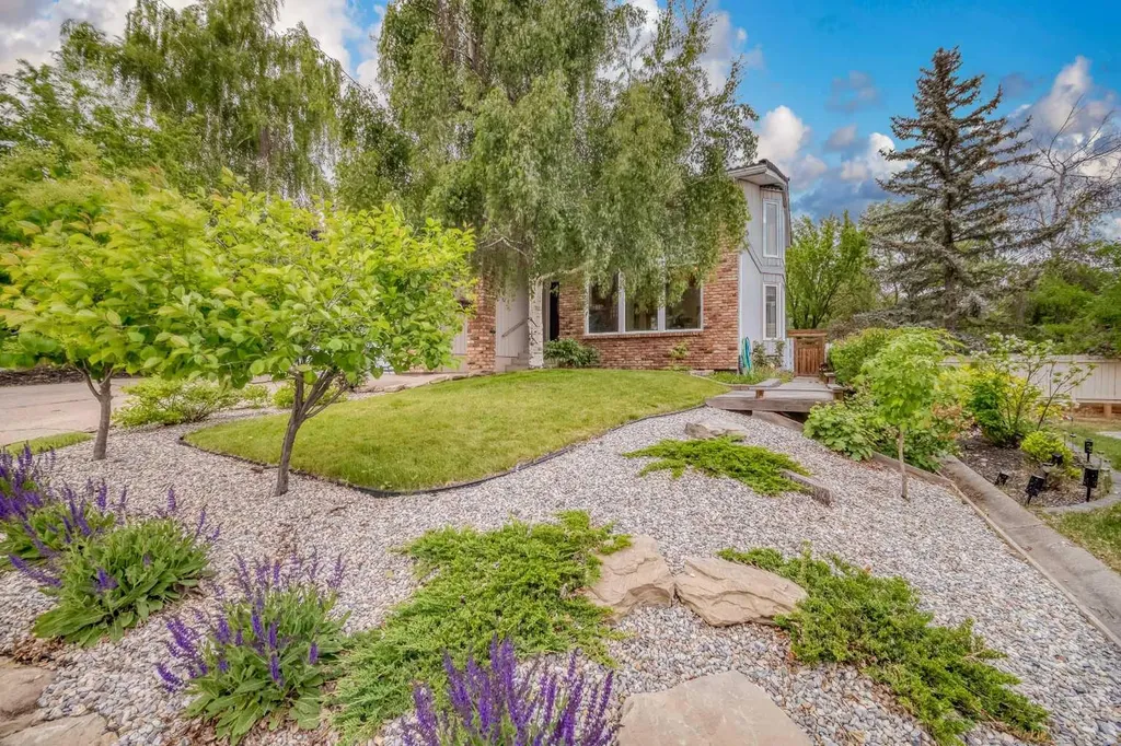 107 Edgehill Court NW Calgary AB T3A 2X3
