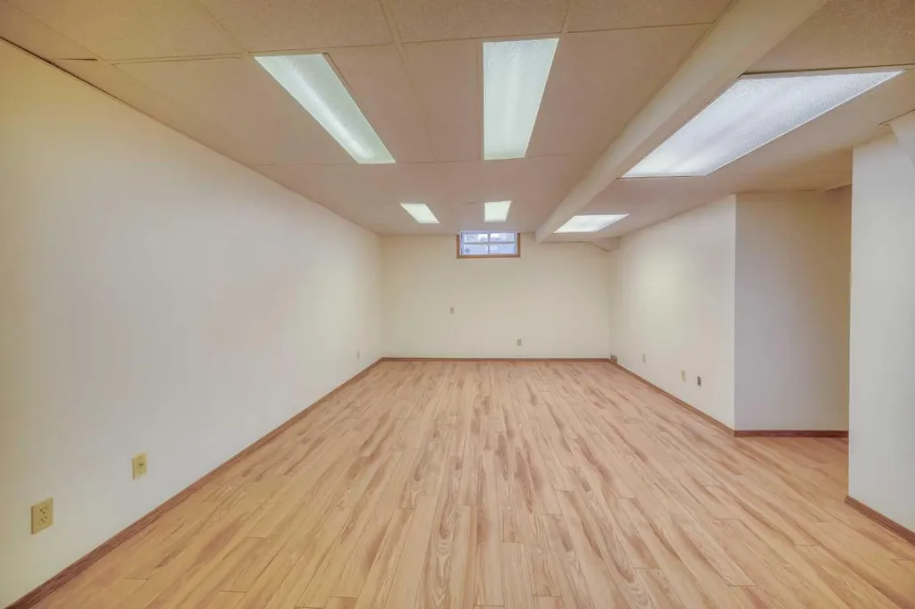 107 Edgehill Court NW Calgary AB T3A 2X3