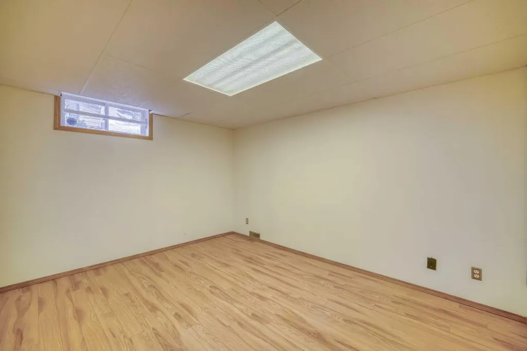 107 Edgehill Court NW Calgary AB T3A 2X3
