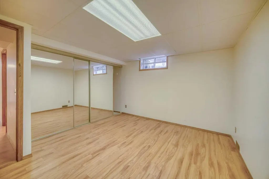 107 Edgehill Court NW Calgary AB T3A 2X3