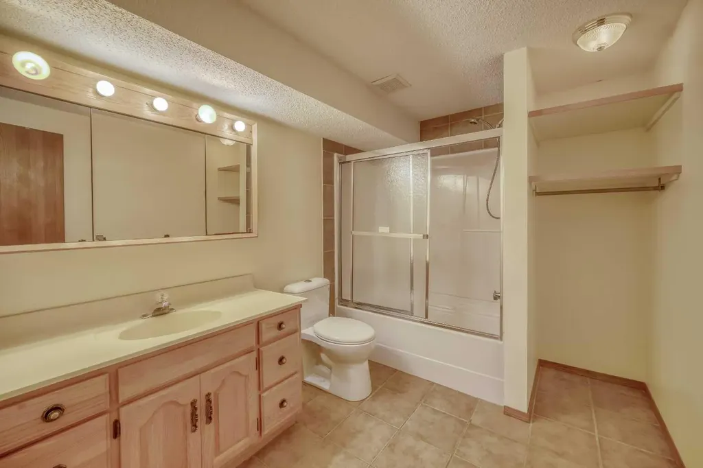 107 Edgehill Court NW Calgary AB T3A 2X3