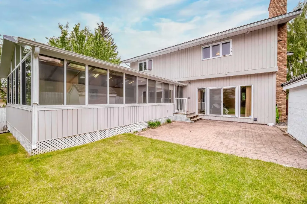 107 Edgehill Court NW Calgary AB T3A 2X3