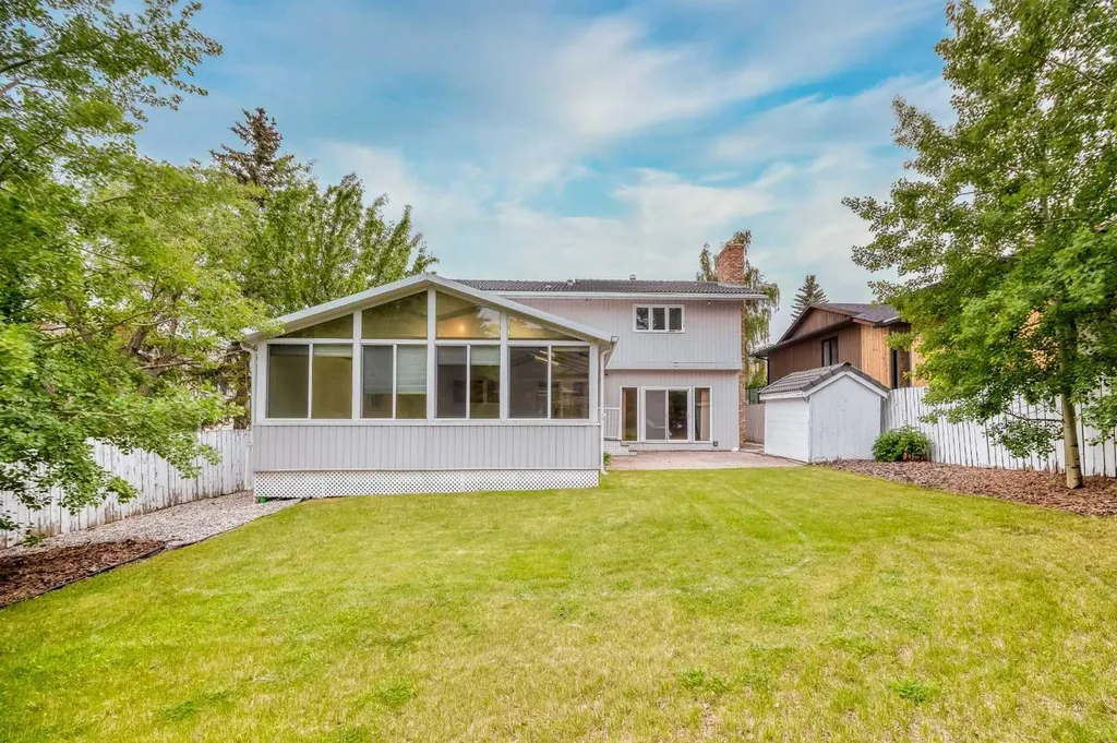 107 Edgehill Court NW Calgary AB T3A 2X3