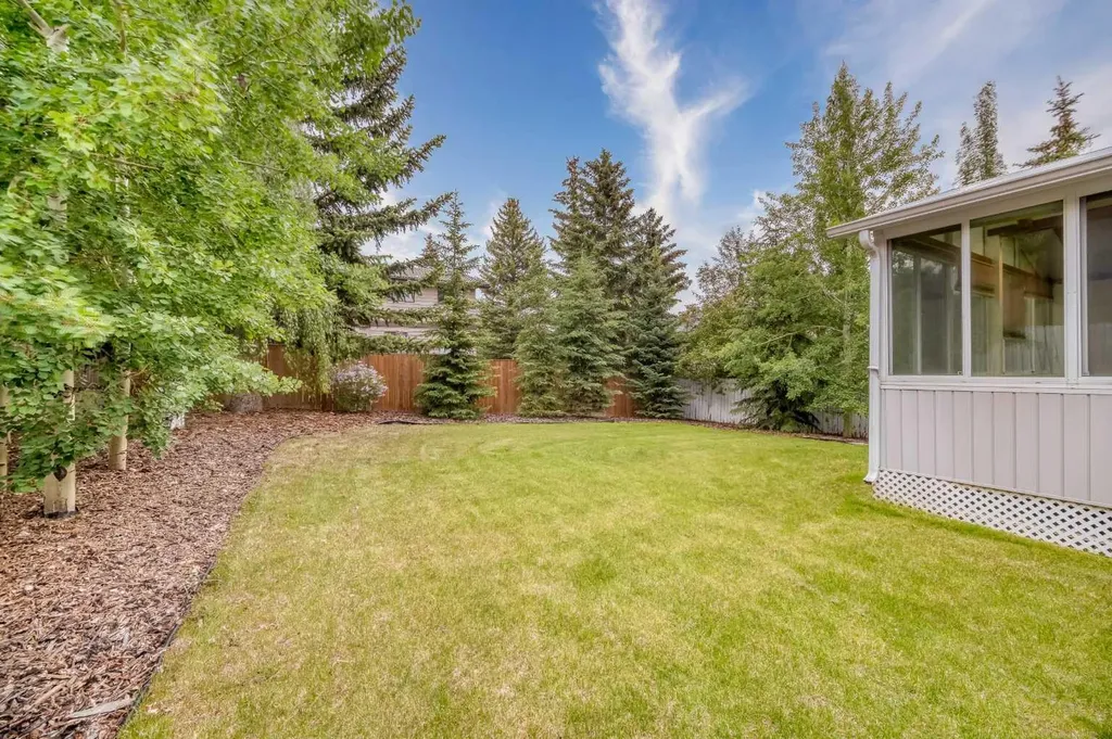 107 Edgehill Court NW Calgary AB T3A 2X3