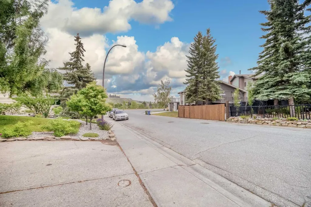107 Edgehill Court NW Calgary AB T3A 2X3